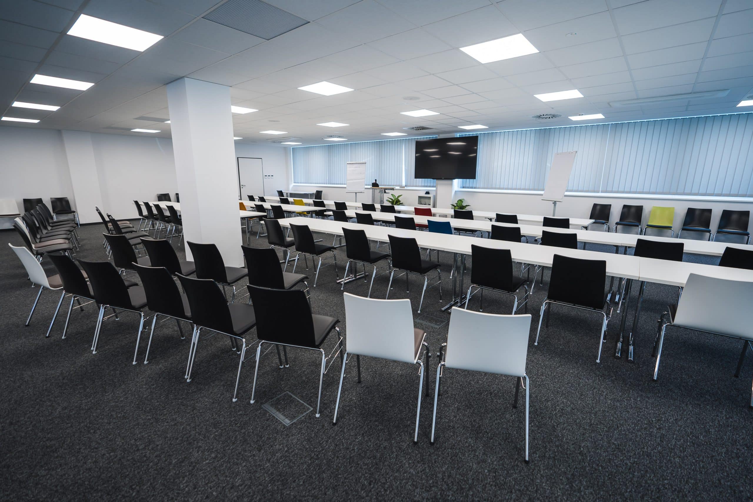 Konferenzraum im Technopark Raaba mit Stuhlreihen und Präsentationsscreen