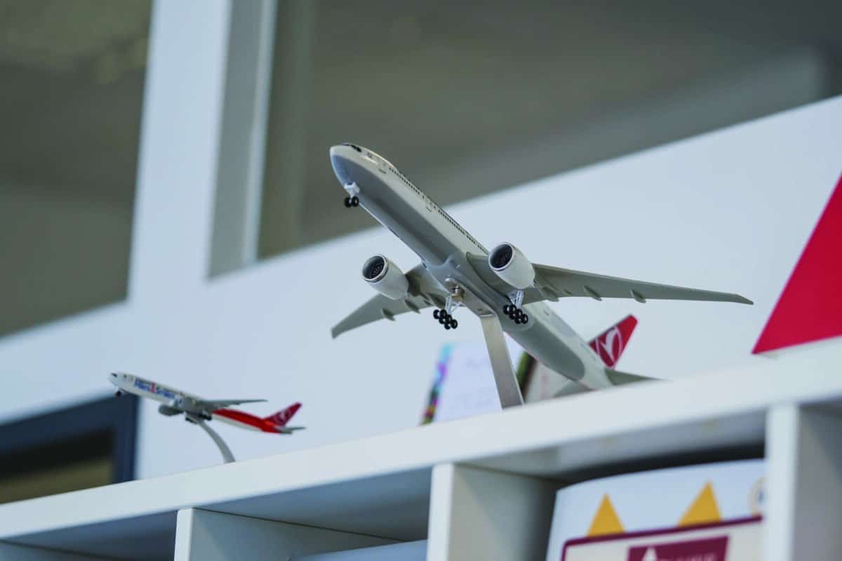 Reisebüro im Technopark Raaba mit Flugzeugmodellen im Regal