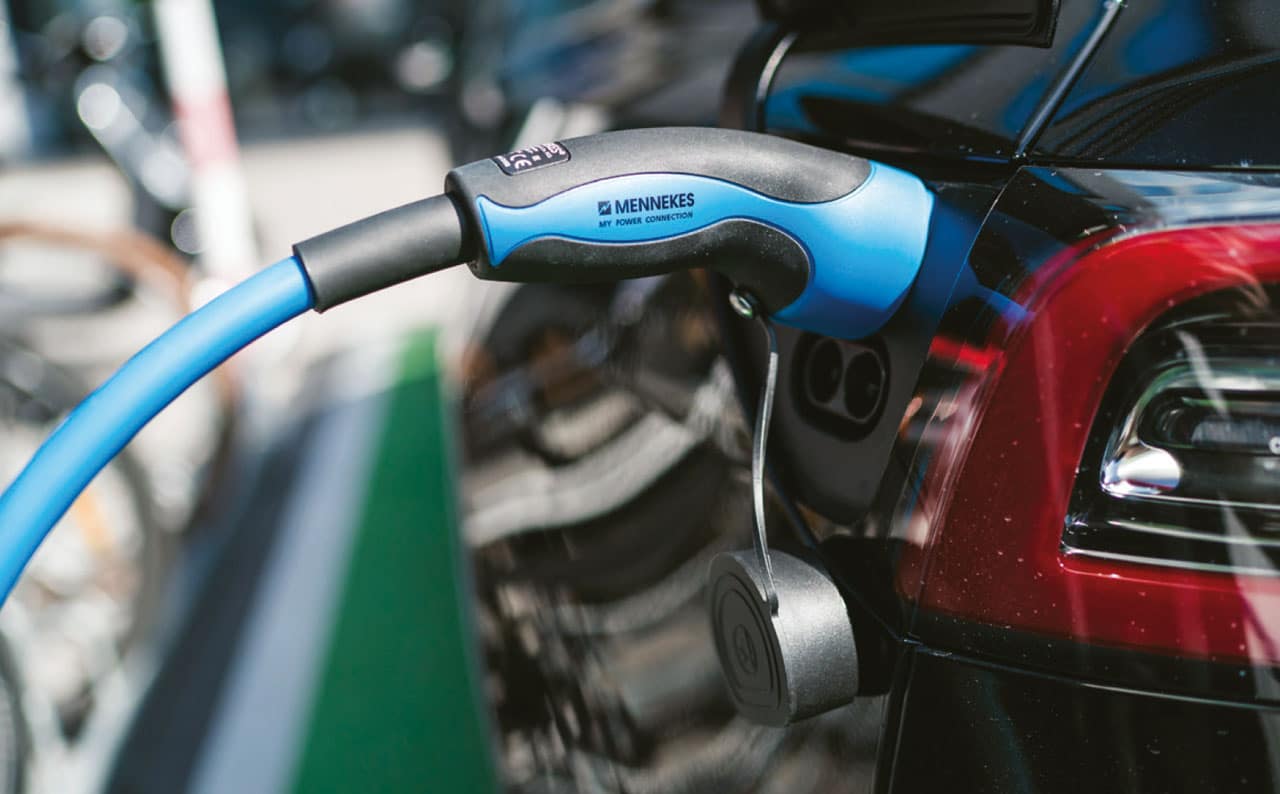 Elektroauto lädt an Ladestation im Technopark Raaba, Nahaufnahme des Ladegeräts.